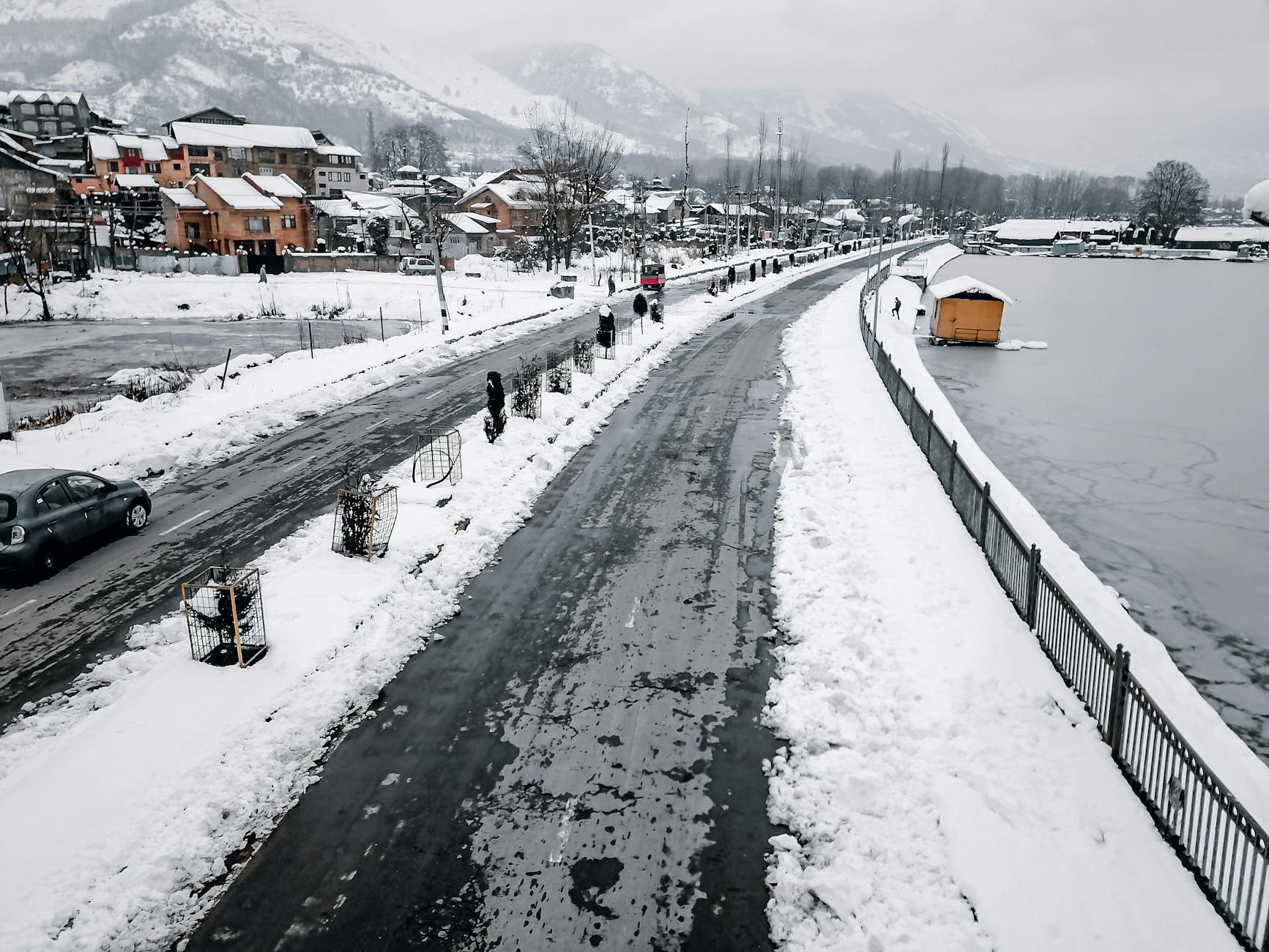 A Look into Dal Lake — Dal Lake